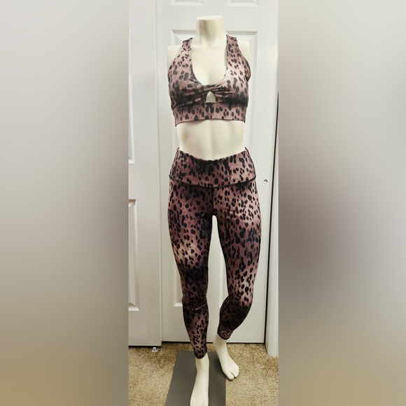 Fabletics leopard print power hold active set - Picture 1 of 4